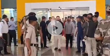 पटना ग्रामीण: तेजस्वी यादव अपने परिवार को रिसीव करने पटना एयरपोर्ट पहुंचे, बेटी को गोद में लिए आए नजर