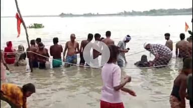 कन्नौज: कन्नौज में गुरु पूर्णिमा पर श्रद्धालुओं ने आस्था की डुबकी लगाई, गंगा में स्नान के बाद किया दान-पुण्य