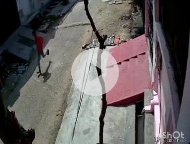 आगरा: कालिंदी विहार में अध्यापिका से दिनदहाड़े फोन छीनकर भागा शातिर, घटना सीसीटीवी कैमरे में कैद हुई