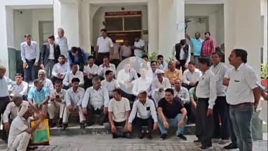 मैनपुरी: कलेक्ट्रेट परिसर पर अधिवक्ताओं ने राजस्व अधिकारियों के खिलाफ किया विरोध प्रदर्शन, जमकर की नारेबाजी