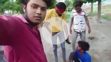 फिरोज़ाबाद: ककरऊ कोठी इलाके में एक युवक को दबंगों ने लात-घूसों से जमकर पीटा, घटना का लाइव वीडियो हुआ वायरल