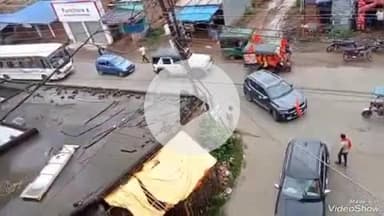 देवघर: भुरभुरा मोड़ पर शुक्रवार सुबह बैरिकेड नहीं लगने से मेला क्षेत्र में पहुंची कई बड़ी गाड़ियां