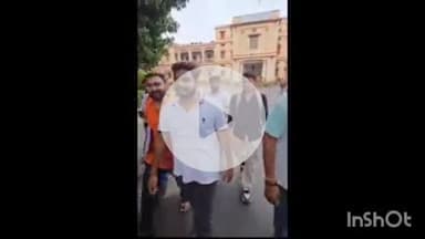 वाराणसी के काशी हिंदू विश्वविद्यालय केंद्रीय कार्यालय के बाहर छात्रों ने किया विरोध प्रदर्शन