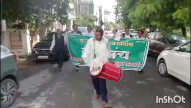 आगरा: पृथक राज्य की मांग को लेकर जनमंच ने सपा सांसद रामजीलाल सुमन के आवास पर बजाए ढोल नगाड़े, बेटे को सौंपा ज्ञापन