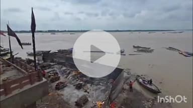 84 घाटों से टूटा संपर्क, हरिश्चंद्र घाट की गलियों में जलाए जा रहे शव