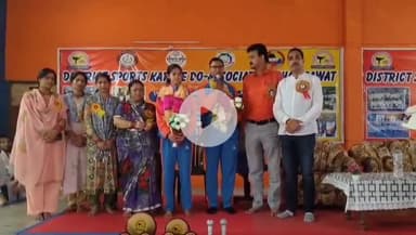 लोहाघाट: साउथ एशियन कराटे चैंपियनशिप में अनामिका बिष्ट के रजत पदक हासिल करने पर लोहाघाट में हुआ सम्मान समारोह