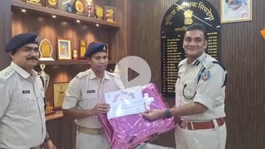 सिमडेगा: एसपी ने 'टर्नआउट ऑफ द वीक' के तहत आरक्षी जवान को किया सम्मानित, थाने में एक सप्ताह तक लगेगी तस्वीर