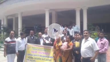 नवाबगंज: डीएम कार्यालय के निकट राष्ट्रीय हिंदू फ्रंट ने जनसंख्या नियंत्रण कानून की मांग को लेकर धरना प्रदर्शन किया, सौंपा ज्ञापन