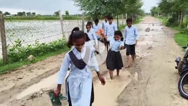 निवाई: उपखंड क्षेत्र के गांव सिधडा में राउप्रा विद्यालय के लिए स्कूली बच्चे क्षतिग्रस्त सड़क व कीचड़ से गुजरते हैं