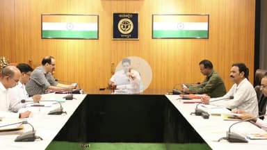 रामपुर: शुक्रवार को कलेक्ट्रेट सभागार में जिलाधिकारी जोगिन्दर सिंह ने चकबंदी प्रक्रियाधीन गांवों की की समीक्षा