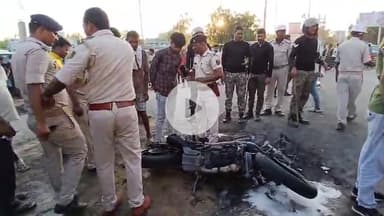 बेतिया: चलती बाइक में लगी भीषण आग, नेहाल नामक युवक बाल-बाल बचा, इलाके में अफरा-तफरी