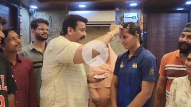 झांसी: वर्ल्ड पुलिस गेम्स में स्वर्ण पदक विजेता इमरोज़ खान को संघर्ष सेवा समिति कार्यालय पर किया गया सम्मानित