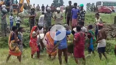 बलियापुर: आसनबनी में सेल के KTPL कर्मचारी, प्रशासन और रैयत ग्रामीणों में झड़प, पुलिस ने किया लाठीचार्ज