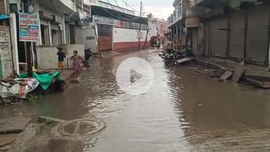 उन्नाव: उन्नाव के एबी नगर और जामा मस्जिद के सड़क पर तेज बारिश के बाद भरा पानी,राहगीरों को आने-जाने में हो रही परेशानी #jansamasya