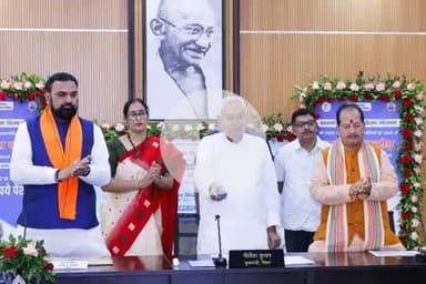 बिहार के लोकप्रिय मुख्यमंत्री नीतीश कुमार जी के नेतृत्व में सामाजिक सुरक्षा पेंशन योजना के तहत करीब तीन गुना अधिक राशि बढ़ाकर 1100 रूपए की पेंशन 1 करोड़ 11 लाख लोगों के खाते में डी.बी.टी के माध्यम से पहुंचाई गई। यह हमारे बिहार के अभिभावक सम