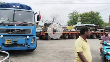 बीना: गांधी चौराहे पर 106 पहिए वाला ट्रेलर फंसा, मदद के लिए डायल 100 के कर्मचारी पहुंचे