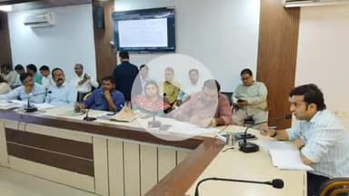 फिरोज़ाबाद: कर वसूली में लापरवाही बर्दाश्त नहीं: कलेक्ट्रेट सभागार में एडीएम विशु राजा ने दिए सख्त निर्देश