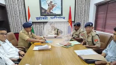 झांसी: झांसी रेंज कार्यालय में डीआईजी ने झांसी, ललितपुर, जालौन के पुलिस अधिकारियों के साथ समीक्षा बैठक की, दिए आवश्यक निर्देश