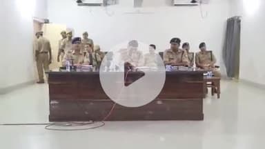 बदायूं: बदायूं के एसएसपी ने स्वामी विवेकानंद हॉल में कांवड़ यात्रा को लेकर अधिकारियों और कर्मचारियों के साथ ब्रीफिंग की