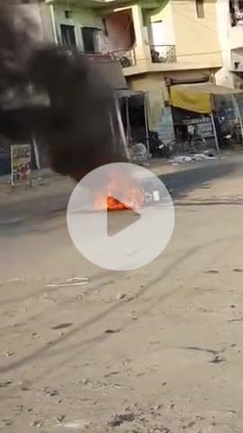 बेतिया: सागर पोखरा के पास चलती बाइक में लगी आग, देखते ही देखते जलकर राख हुई, वीडियो वायरल