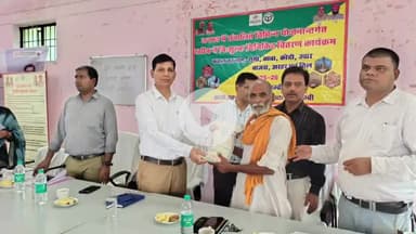 मंझनपुर: मंझनपुर में किसानों को बीज और मृदा स्वास्थ्य कार्ड का तोहफा मिला, कृषि विभाग ने लगाया कैम्प