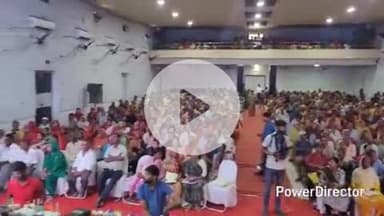 कटिहार: टाउन हॉल में सामाजिक सुरक्षा पेंशन कार्यक्रम के तहत लाभार्थियों के बैंक खाते में राशि का हस्तांतरण