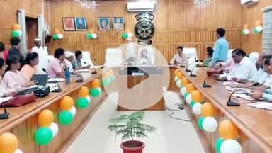 बहराइच: कलेक्ट्रेट सभागार में DM ने बैठक की, जनसुविधा केंद्रों की ID ब्लॉक करने के दिए निर्देश, अधिक धनउगाही पर