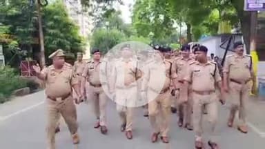 बदायूं: बदायूं नगर में श्रावण मास और कांवड़ यात्रा के दृष्टिगत वरिष्ठ पुलिस अधीक्षक ने पुलिस फोर्स के साथ पैदल गश्त की