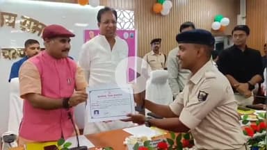 बेतिया: समाहरणालय सभागार में जिला प्रभारी मंत्री जनक राम ने 5 होमगार्ड अभ्यर्थियों को नियुक्ति पत्र प्रदान किया