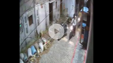 झांसी: दतिया गेट के बाहर बाइक सवार पत्थरबाज युवकों ने एक्टिवा को तोड़ते हुए वीडियो वायरल किया, पीड़ित ने कोतवाली में की शिकायत