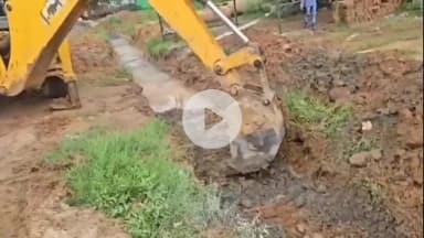 कुडू: मदरसा चौक से एड़ादोन तक नाली निर्माण में गड़बड़ी, उपायुक्त ने कार्य रोकने और मानक के अनुसार दोबारा बनाने के दिए निर्देश