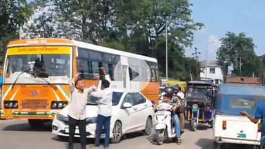 रामपुर: कावड़ यात्रा को लेकर बिजली विभाग के अफसरों ने बिजली घर संख्या 270 के सामने 11000 की सपोर्टेड लाइन को किया ठीक