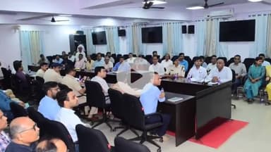 मोतिहारी: मोतीहारी में प्रधानमंत्री के परिभ्रमण कार्यक्रम को लेकर डीएम ने की समीक्षा बैठक