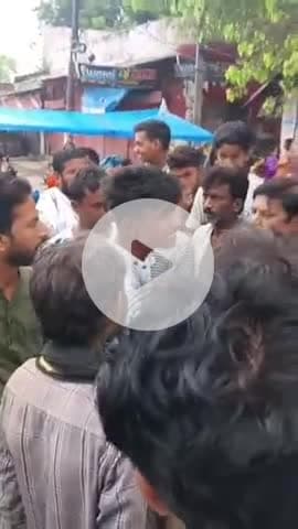 उन्नाव: राजधानी मार्ग पर गुड्डुन टॉवर के पास युवती का मोबाइल लूटकर भाग रहे बाइक सवार को भीड़ ने पकड़ा, पुलिस के हवाले किया