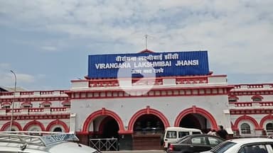 झांसी: कांवड़ यात्रा के मद्देनजर झांसी मंडल से गुजरने वाली कई ट्रेनों को हरिद्वार के निकटवर्ती स्टेशनों पर अस्थाई ठहराव