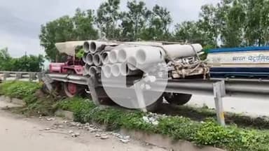 मोहनिया: बाजार मोड कुदरा के पास ह्यूम पाइप लदी ट्रैक्टर को ट्रक ने मारी टक्कर, ट्रैक्टर का चालक हुआ घायल