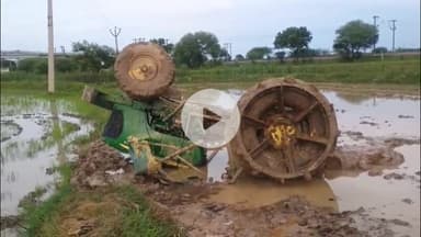 मोठ: भरोसा ओवरब्रिज के पास धान के खेत में ट्रैक्टर पलटा, चालक बाल-बाल बचा