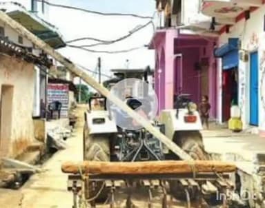 चितरंगी: चितरंगी तहसील के खटाई गांव में ट्रैक्टर पर गिरा बिजली का खंभा, बड़ा हादसा टला