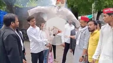 महाराष्ट्र में हिंदी भाषियों पर हमले के विरोध में सपा कार्यकर्ताओं ने ठाकरे बंधुओं का पुतला फूंका