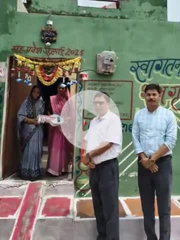 टीकमगढ़: शोभा खटीक को मिला प्रधानमंत्री आवास, संयुक्त संचालक और नपा सीएमओ ने विधि विधान से कराया गृह प्रवेश