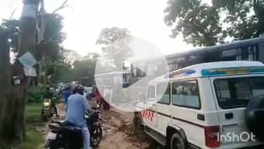 इचाक: मेडकुरी में एक्सीडेंट होने के बाद तीन लोगों की गई जान मामले में लोगों ने किया सड़क जाम