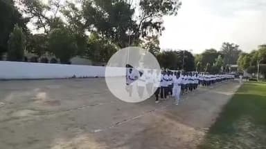 सीतापुर: पुलिस लाइन में पुलिस परेड का आयोजन, पुलिस अधीक्षक ने ली सलामी