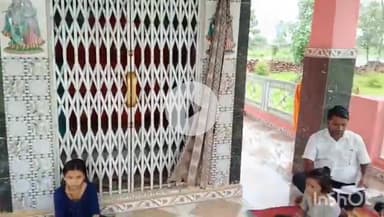 गुना: डोवरा गांव के हनुमान मंदिर में लग रहा सरकारी स्कूल, जागेश्वरी गांव के बच्चे एक कमरे में पढ़ने को मजबूर