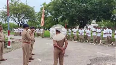 मंझनपुर: पुलिस लाइन में एसपी ने परेड की सलामी लेकर अनुशासन व फिटनेस का दिया संदेश, पुलिस लाइन का किया निरीक्षण