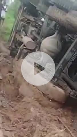 चान्हो: सोंस खुटी टोली रोड पर गैस सिलेंडर से भरा ट्रक पलटा, सिलेंडर खेतों में बिखरे