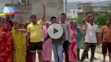 अजमेर: फायसागर रोड स्थित बड़ी नदी की पुलिया बारिश से टूटी, महिलाएं जान जोखिम में डालकर कर रही हैं नदी पार