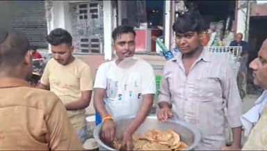 कन्नौज: कन्नौज के मकरंदनगर क्षेत्र में देर शाम गुरूपूर्णिमा पर कराया गया भंडारा, भक्तों ने कहा- हनुमानजी की कृपा से होता भंडारा