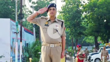 रामपुर: शुक्रवार को पुलिस अधीक्षक विद्यासागर मिश्र ने पुलिस लाइन में परेड की सलामी लेकर किया निरीक्षण