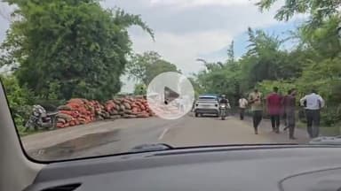 नवाबगंज: मसौली क्षेत्र स्थित हाईवे पर दो ट्रकों की आमने-सामने जोरदार भिड़ंत, आलू से भरा ट्रक पलटा, कई किमी तक लगा जाम