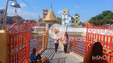 उतरौला: उतरौला में पहले सावन से ही महिलाओं की शिवालय में रही भीड़, किया जलाभिषेक